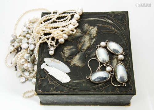 A large collection of pearls, comprising seed, cultured seawater, freshwater, baroque, pearl