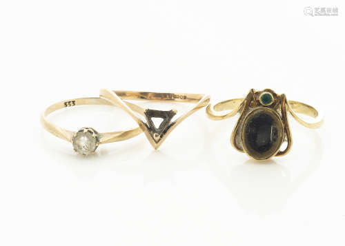 A 14ct gold bug ring, modelled as a fly with green stone head, abdomen setting now vacant, ring size