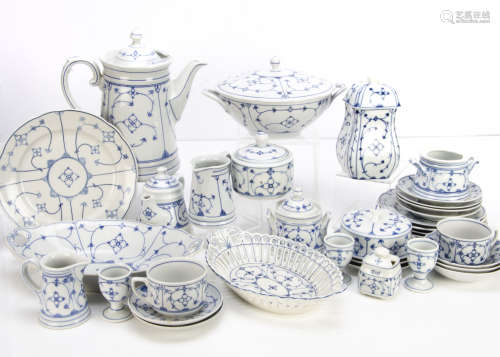 An extensive part Winterling Bavarian German blue and white dinner service, Straw Flower Pattern