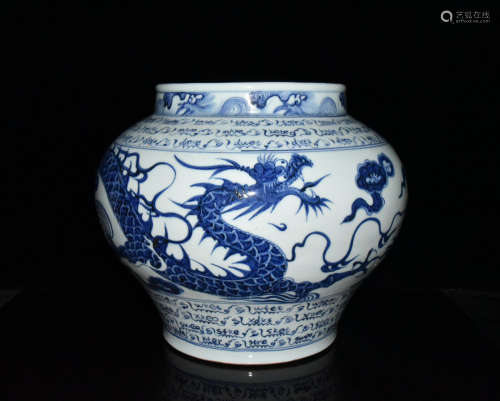 A CHINESE BLUE AND WHITE DRAGON PATTERN PORCELAIN JAR