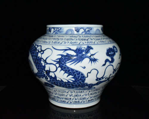 A CHINESE BLUE AND WHITE DRAGON PATTERN PORCELAIN JAR