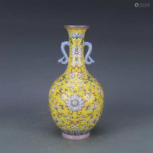 A CHINESE FAMILLE ROSE GILD TWINE PATTERN PORCELAIN DOUBLE EARS VASE