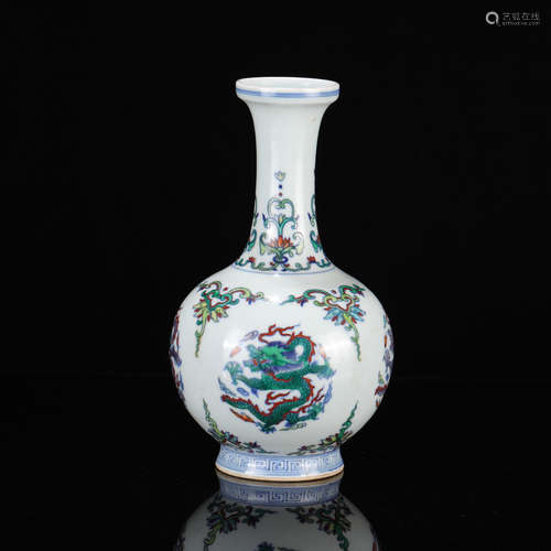 A CHINESE DOUCAI DRAGON PATTERN PORCELAIN VASE