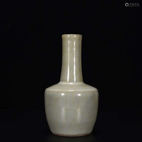 A CHINESE ROYAL KILN CELADON PORCELAIN VASE