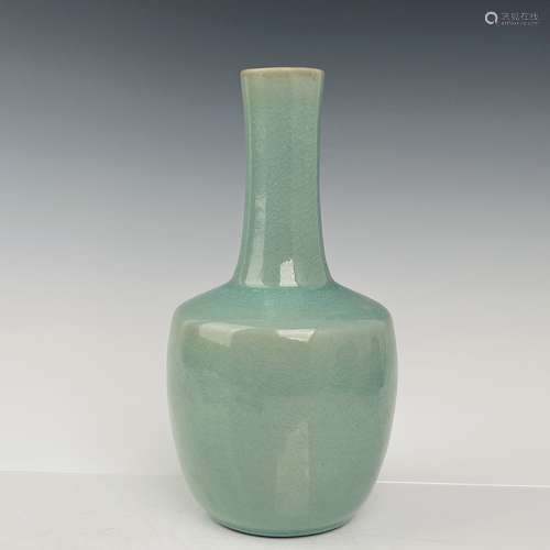 A CHINESE ‘RU’ KILN PORCELAIN VASE