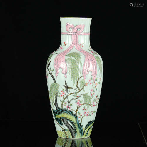 A CHINESE FAMILLE ROSE PORCELAIN VASE