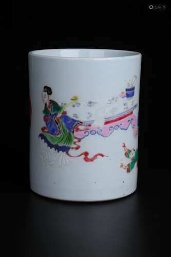 A CHINESE FAMILLE ROSE FIGURE PORCELAIN BRUSH POT