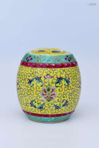 A CHINESE FAMILLE ROSE PORCELAIN TEA CANISTER