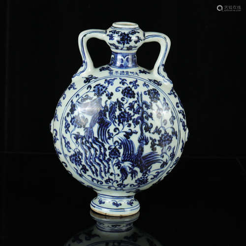 A CHINESE BLUE AND WHITE PHOENIX PATTERN PORCELAIN VASE