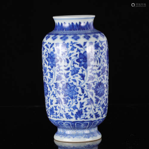 A CHINESE BLUE AND WHITE FLORAL TWINE PATTERN PORCELAIN LANTERN-SHAPED VASE