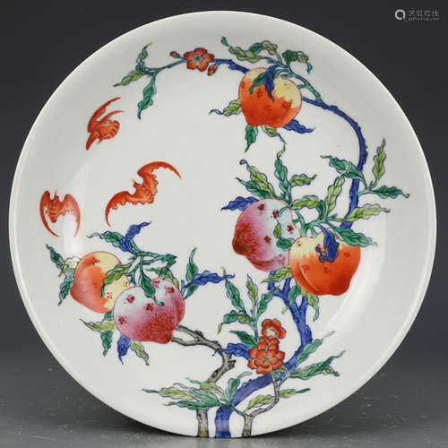 A CHINESE DOUCAI PEACH PATTERN PORCELAN PLATE