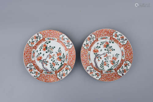 A PAIR OF CHINESE FAMILLE ROSE FLORAL PORCELAIN PLATE