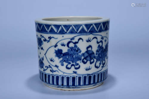 A CHINESE BLUE AND WHITE LION PATTERN PORCELAIN INCENSE BURNER