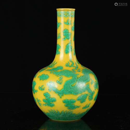 A CHINESE YELLOW DRAGON PATTERN CARVED PORCELAIN VASE