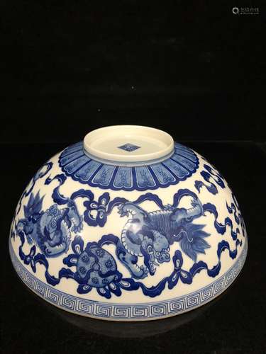 A CHINESE BLUE AND WHITE PORCELAIN BOWL