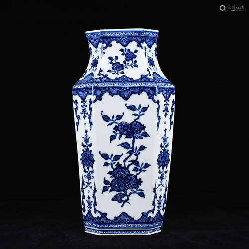  A CHINESE BLUE AND WHITE FLORAL PORCELAIN VASE