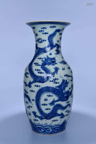 A CHINESE BLUE AND WHITE DRAGON PATTERN PORCELAIN VASE