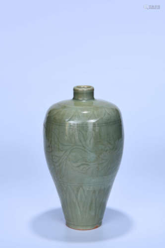 A CHINESE LONGQUAN KILN PORCELAIN PLUM VASE