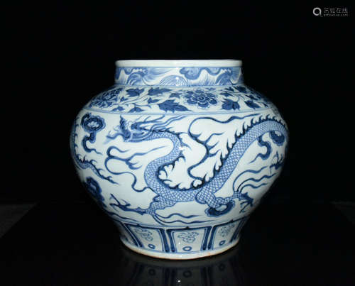  A CHINESE BLUE AND WHITE DRAGON PATTERN PORCELAIN JAR