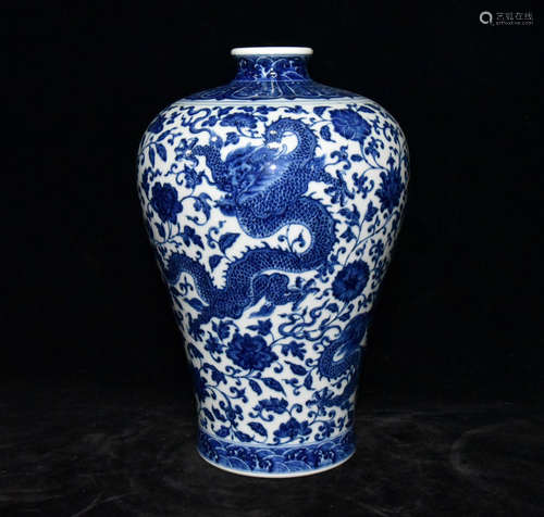 A CHINESE BLUE AND WHITE DRAGONS PORCELAIN VASE