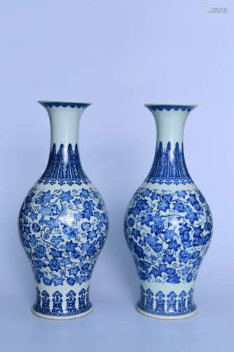 A PAIR OF CHINESE BLUE AND WHITE FLORAL PORCELAIN VASE