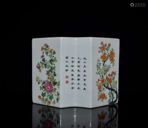 A CHINESE INSCRIBED FAMILLE ROSE PORCELAIN BRUSH POT WITH FLORAL PATTERN