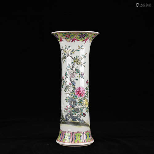 A CHINESE FAMILLE ROSE FLORAL PORCELAIN FLOWER VASE