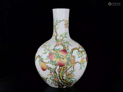 A CHINESE FAMILLE ROSE FLORAL PORCELAIN VASE