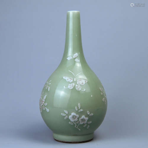 A BEAN-GREEN GLAZE AND WHITE PAINTING FLASK