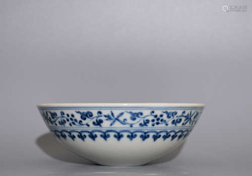 A BLUE AND WHITE BOWL PAINTED WITH FLOWERS