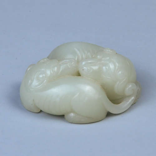 A HETIAN WHITE JADE DOUBLE LYING COW MADE OF SEED MATERIAL