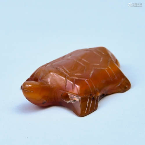 AN AGATE TURTLE-SHAPED PENDANT ORNAMENT