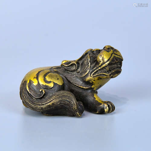 A COPPER-GILDED PAPERWEIGHT SHAPED WITH AUSPICIOUS BEAST