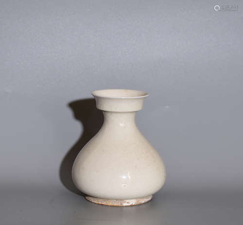 A DINGKILN WHITE GLAZE BOTTLE