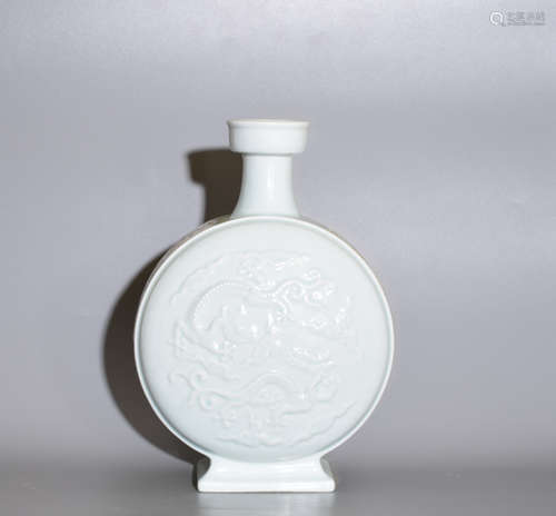 A WHITE GLAZE FLAT BOTTLE CARVED WITH DRAGON PATTERNS