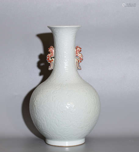 A WHITE GLAZE VASE DARKLY CARVED WITH FLOWERS