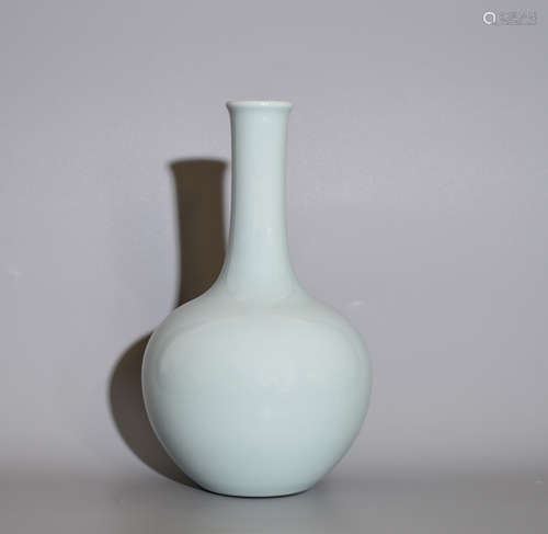 A BEAN-GREEN GLAZE BOTTLE