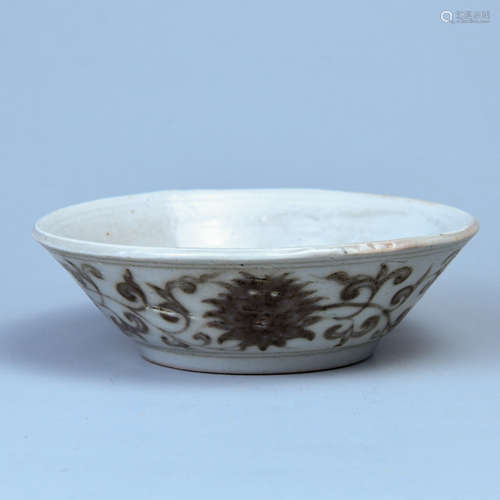 AN UNDERGLAZE RED BOWL WITH FLOWER PATTERNS IN YUAN DYNASTY