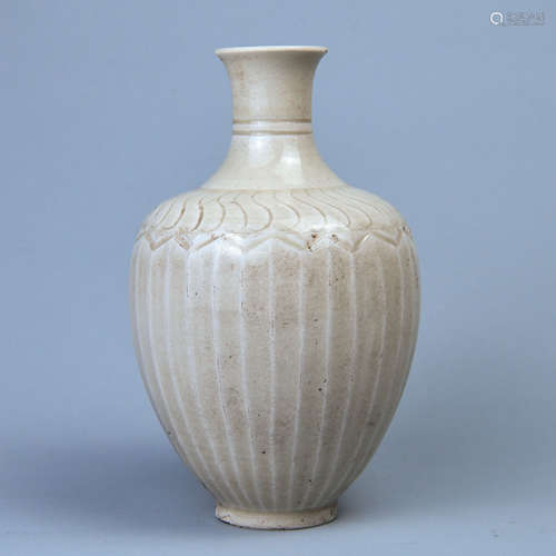 A DING KILN VASE CARVED FLOWERS