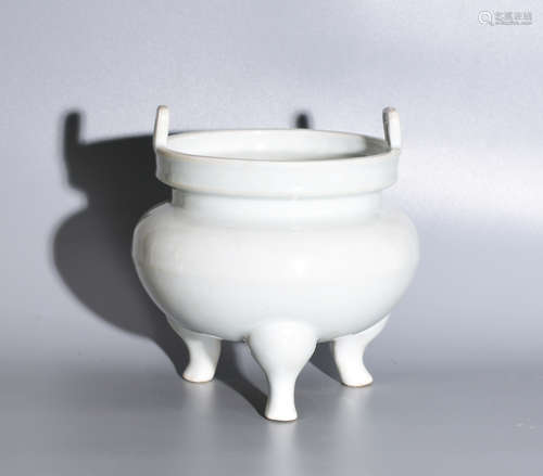 A WHITE GLAZE THREE-LEGGED INCENSE BURNER