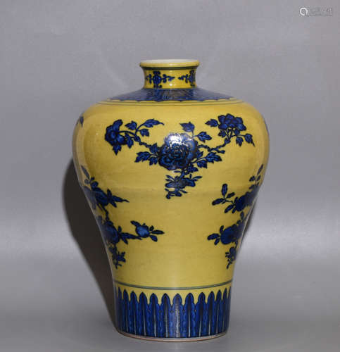 A BLUE AND WHITE PLUM VASE  PAINTED WITH FLOWERS