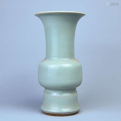 A BEAN-GREEN GLAZE FLOWER VASE