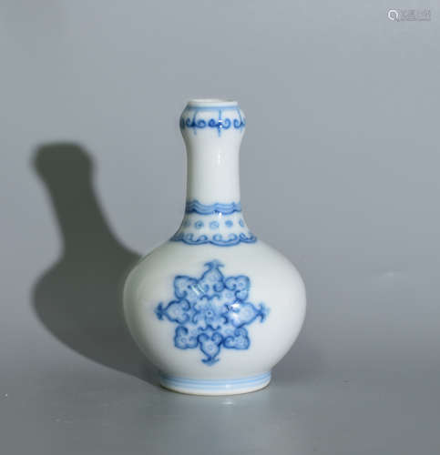 A BLUE AND WHITE GARLC-HEAD VASE