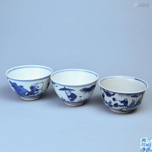 A GROUP OF BLUE AND WHITE BOWLS PAINTED WITH CHARACTERS