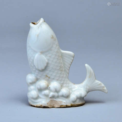 A WHITE GLAZE FISH-SHAPED INKSTONE DROP