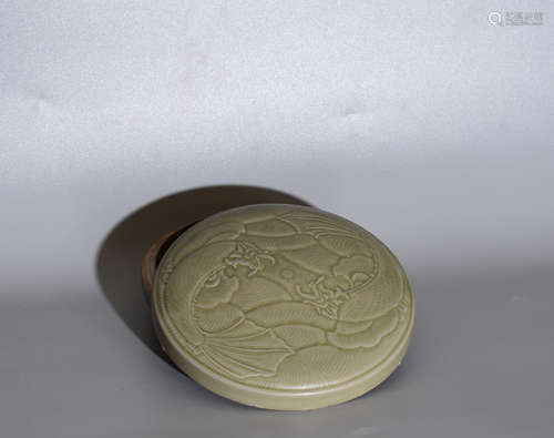 A LONGQUAN KILN COVER BOX WITH DRAGON PATTERNS