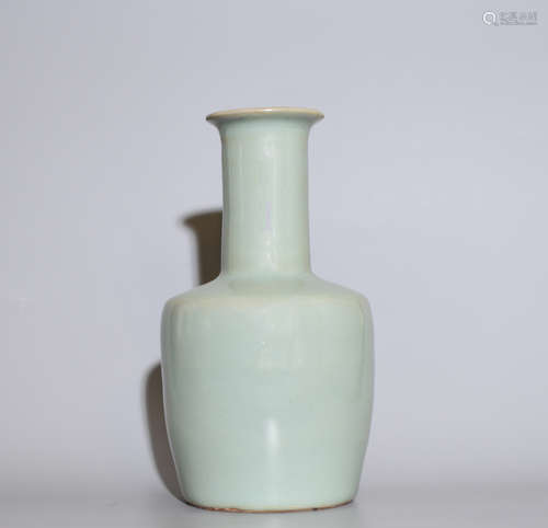 A LONGQUAN KILN BOTTLE SHAPED WITH WOODEN CLUB