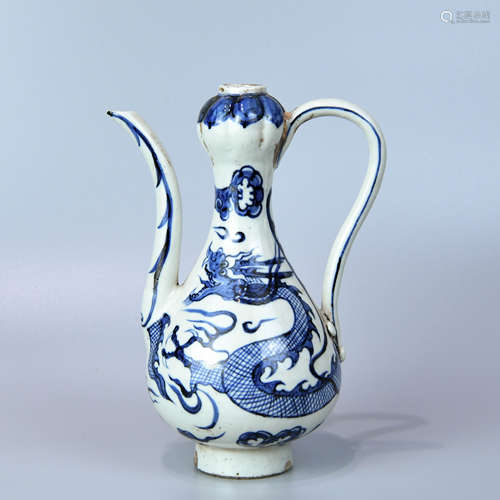 A BLUE AND WHITE FLAGON  WITH DRAGON PATTERNS