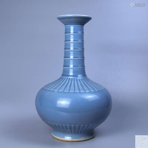 A SKY BLUE GLAZE APPRECIATING BOTTLE IN QIANLONG PERIOD