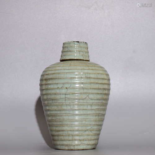 A GE GLAZE BOTTLE WITH CHORD MARKS